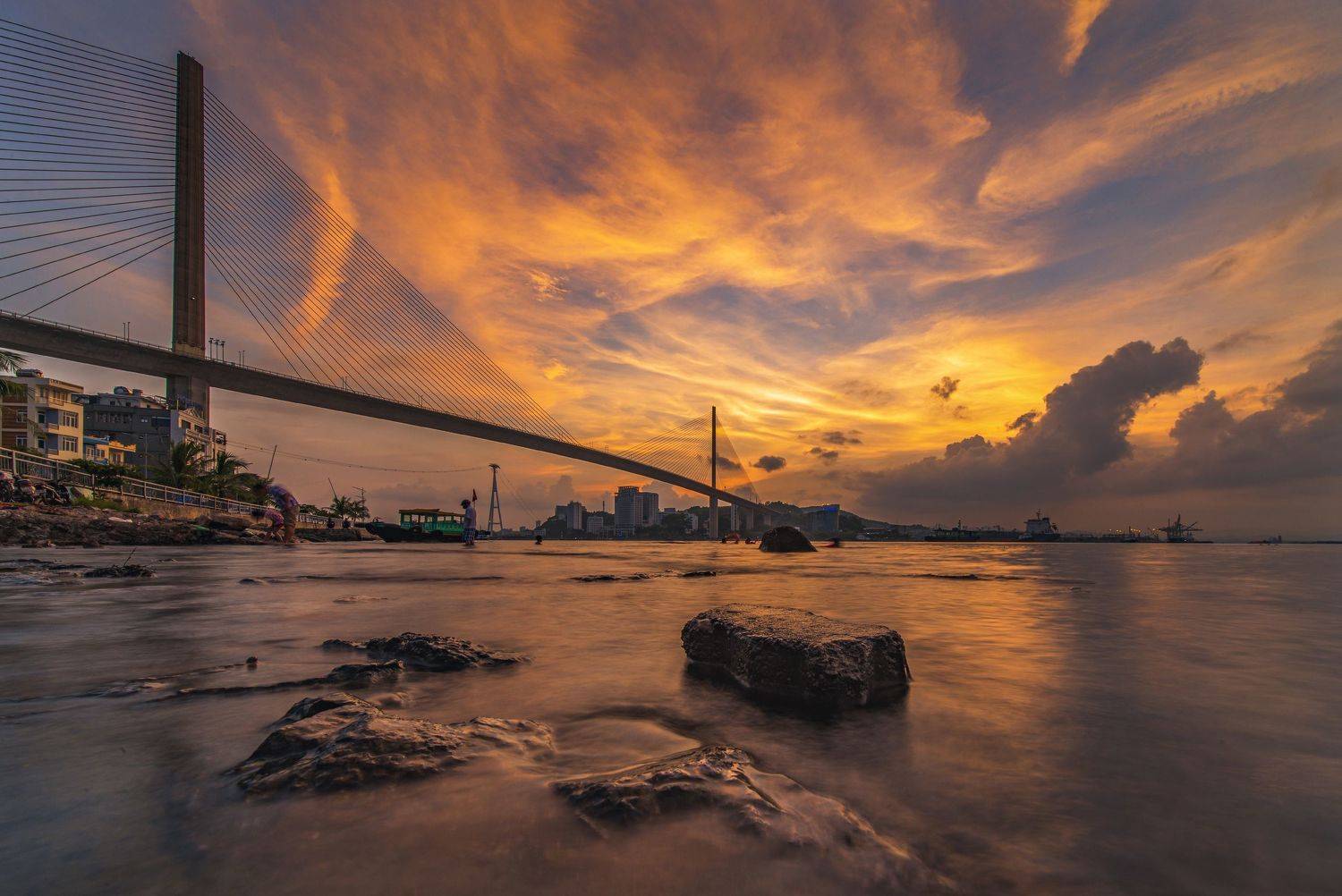 The Sunset at Bai Chay bridge in Vietnam. Автор: Anh Tuấn Trần Sunset, Vietnam, sky, sea, bridge, Halong, Nikon, Laowa12mm, Anh Tuấn Trần