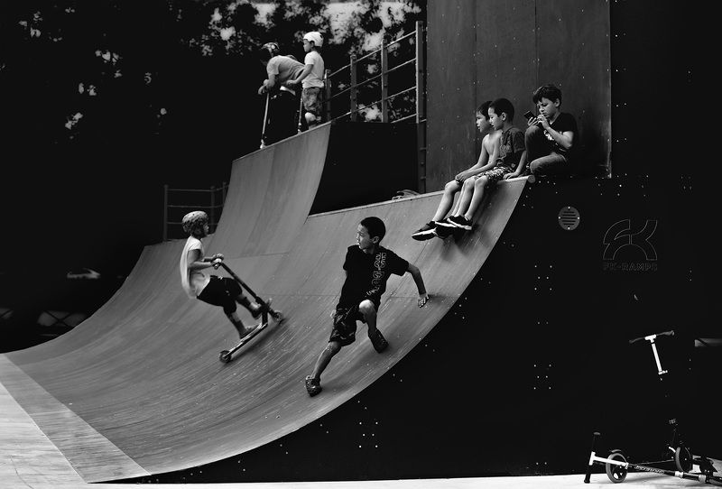 чб фото, жанровое фото, спорт, дети, скейт парк, стрит фото Летние картинки. Скейт парк фото превью