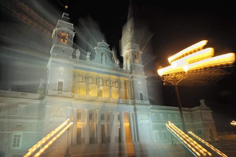 Мадрид, Испания, христианство, вера, церковь, собор, архитектура, шагнивнеизведанное, луч, освещение, зум-эффект Намоленное местоphoto preview