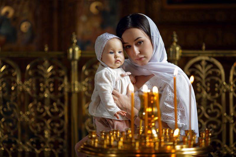 церковь, храм, крещение, девушка с младенцем, молитва, свечи, мать и дитя В церквиphoto preview