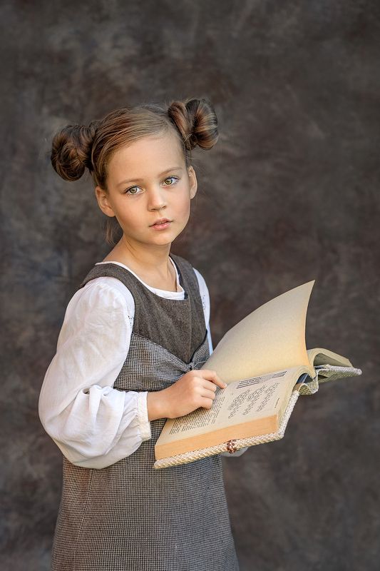 Девочка с книжкойphoto preview