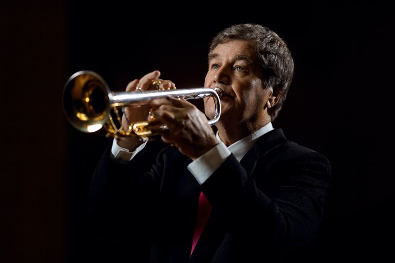 зрелый мужчина, пожилой человек, труба, игра на трубе, музыкант, трубач, концерт Маэстроphoto preview