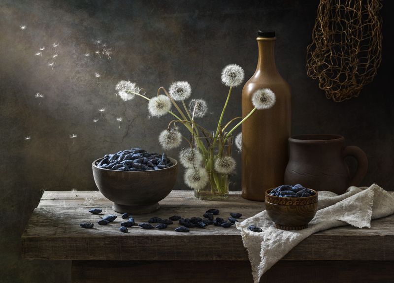 Жимолость, ягода, натюрморт, одуванчик ***photo preview