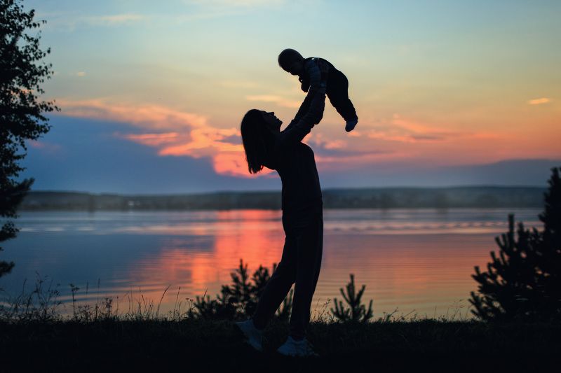 девушка, ребёнок, младенец, девушка с младенцем, синий, розовый, закат, природа, небо, фотосессия На закатеphoto preview