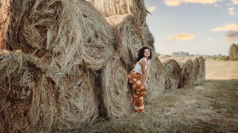 #poltava #land #sumer #autumn #girl #walk #model #portraits #portraitphotography #art #sky #evening #hay #blanks #village #style #clothing #fashion Мартаphoto preview