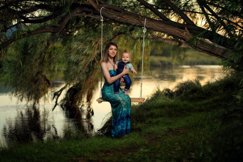 девушка с младенцем, ребёнок, вечер, дерево, шляпа, река, трава, природа, зелёный, лето, тёплый, девушка в шляпке, качель, верёвка Под ивойphoto preview