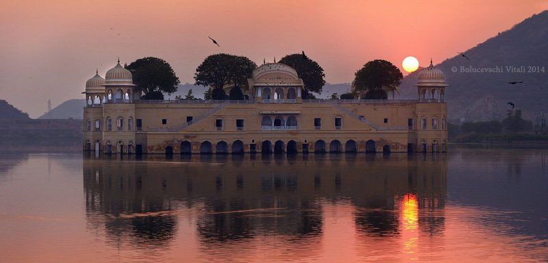 Дверец на водеphoto preview