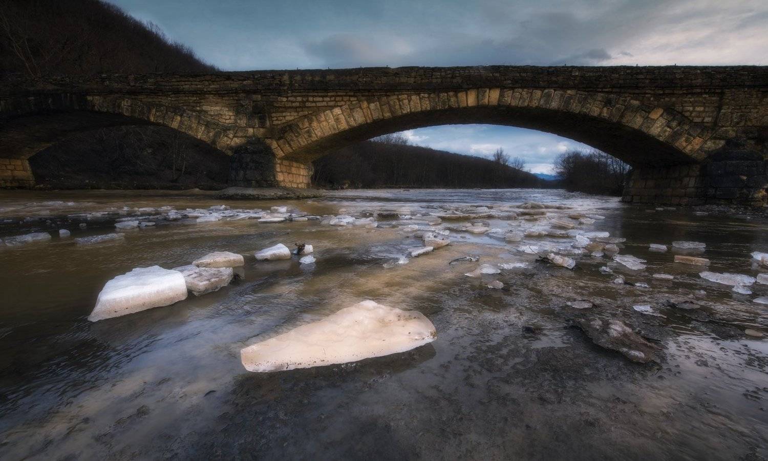 У старого моста. Автор: ФЁДОР река, дах, мост, январь, ФЁДОР