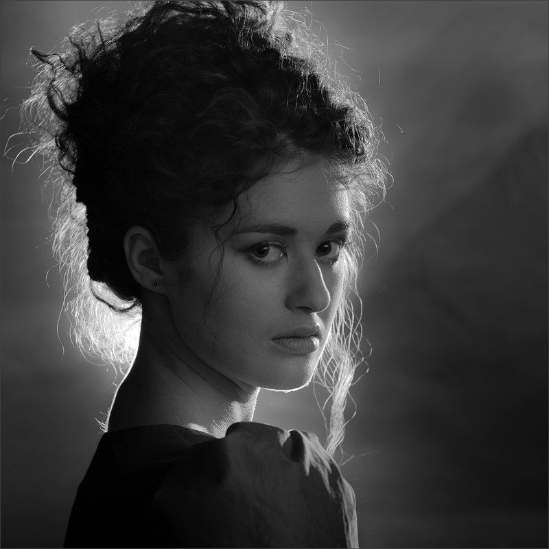 Портрет в контровом освещении фото превью