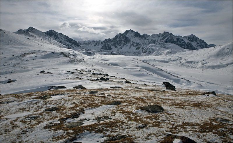 Человек и горыphoto preview