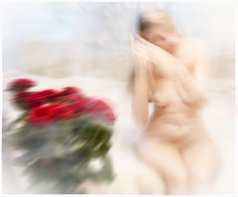 Девушка волосы шевеленка расческ девушка, расчесывающая волосыphoto preview