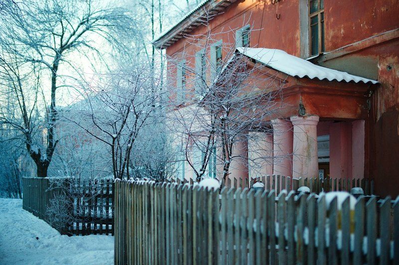 Старый красный домphoto preview