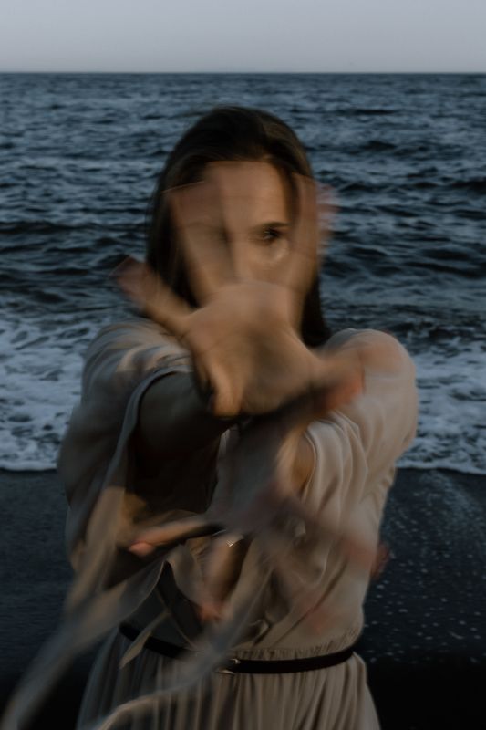 портрет, девушка, море, владивосток, приморье, руки, смаз, эмоция, взгляд, пальцы, глаза, ветер peerphoto preview