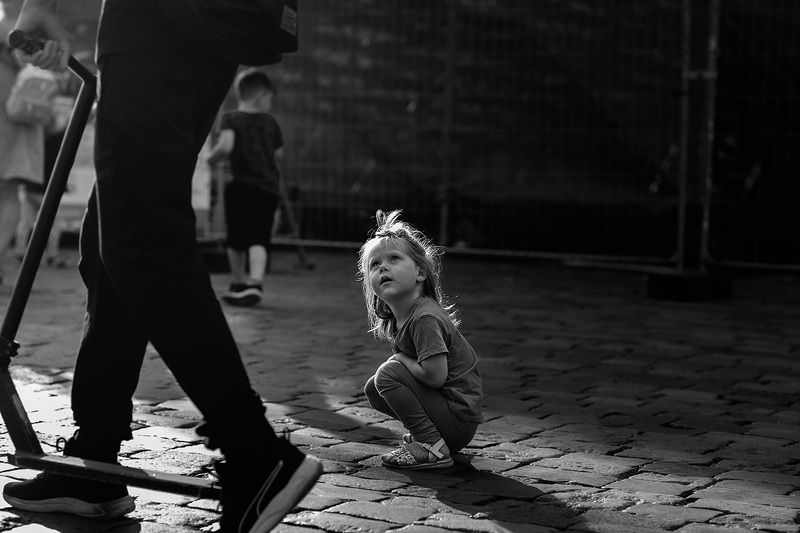 чб фото, дети, уличная фотография, жанровый портрет  фото превью