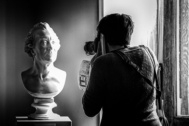 музей, вечер, скульптура Глаза в глазаphoto preview