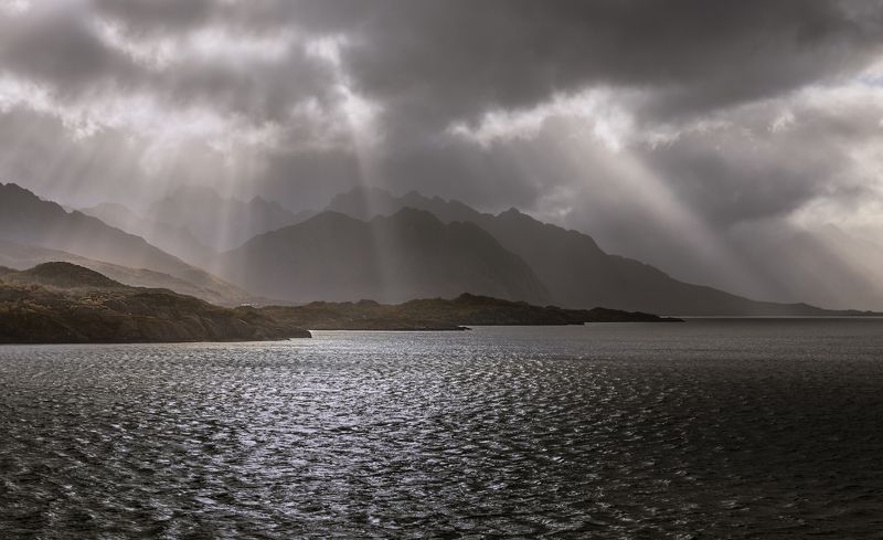 лофотены, норвегия, горы, камни, море, облака, свет, солнце, лучи, На Лофотенах ненастная погода.photo preview