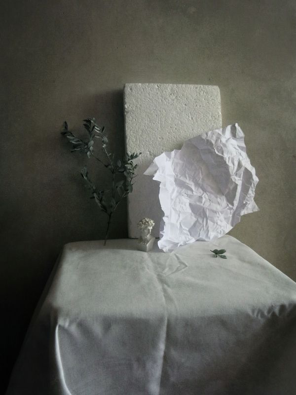 С листом бумагиphoto preview