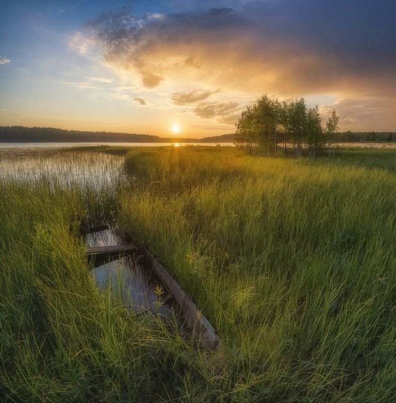 У старой лодкиphoto preview