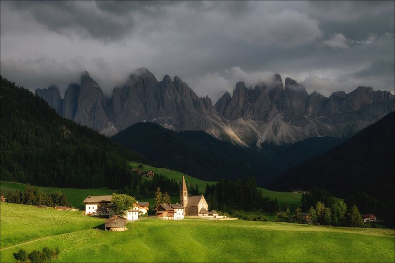 доломитовые альпы,santa maddalena,деревня,val di funes,лето,odle,италия,alps,ranui,san giovanni,церквушка На лужайке залитой солнцем... фото превью
