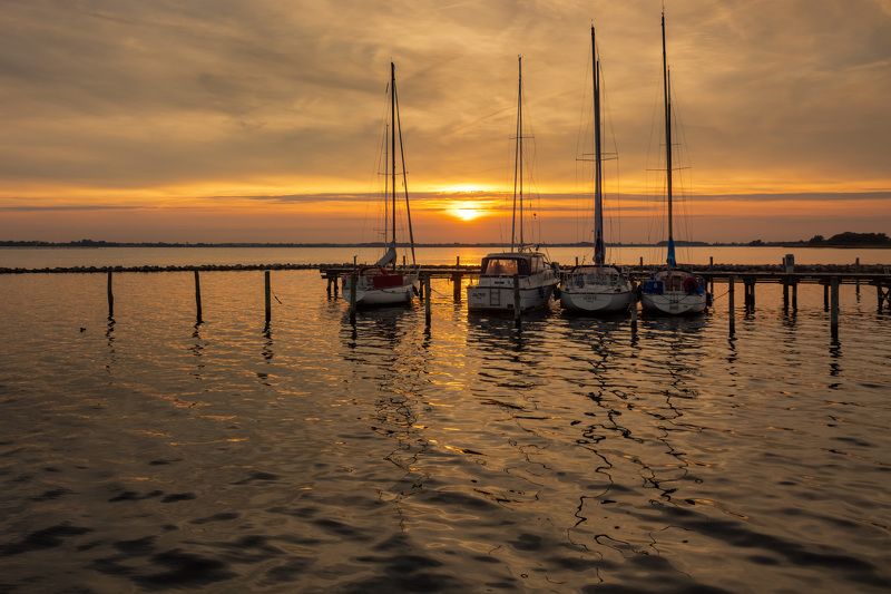 дания, вечер, закат, море, отражения, солнце, лодки, пристань, Вечер на пристани в рыбацкой деревне.photo preview