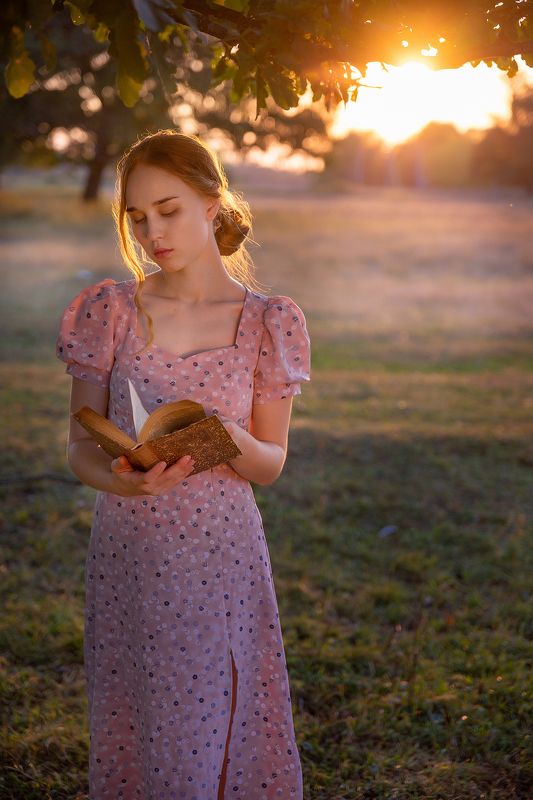 Девушка с книгой photo preview