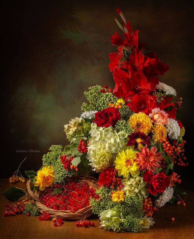 гладиолусы,цветы,георгины,красная смородина С гладиолусамиphoto preview