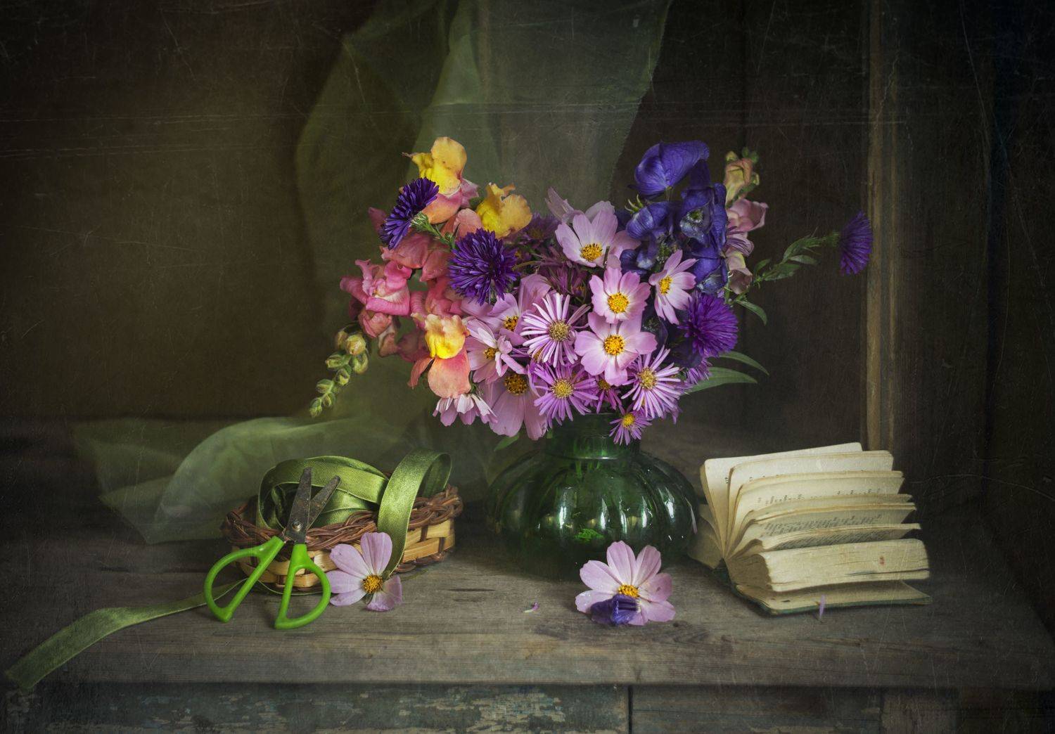 Чудесный октябрь. Автор: Лионелла Зимина натюрморт, букет цветов, октябрь, книга, Лионелла Зимина