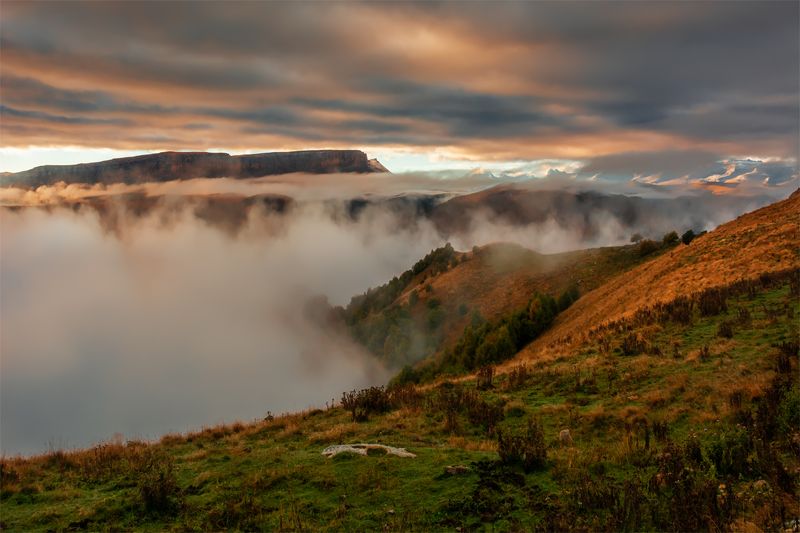 природа, пейзаж, горы, кавказ, природа россии, дикая природа, утро, рассвет, свет, облака, осень Канжол над облакамиphoto preview