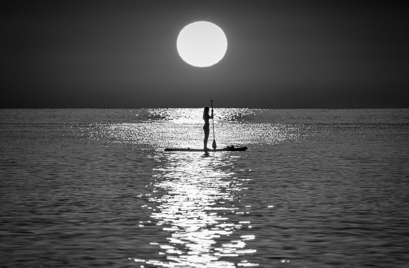 Девушка с весломphoto preview