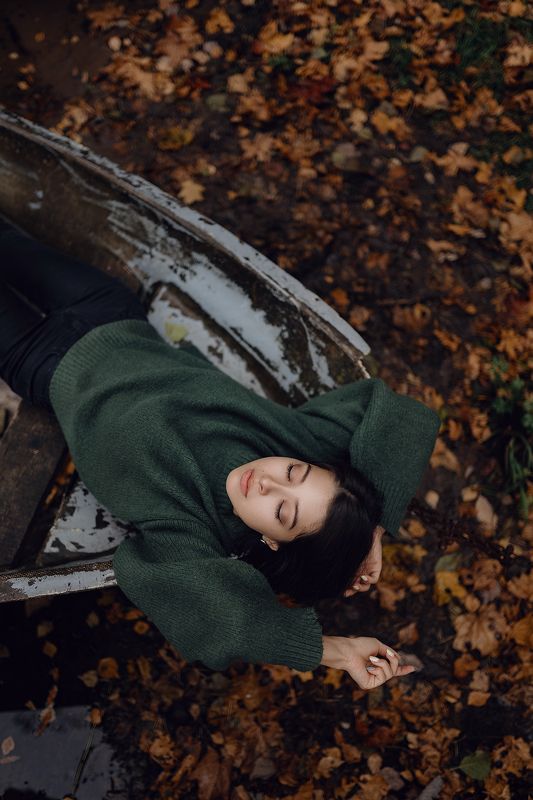 девушка в лодке, осень, желтая листва, девушка в свитере, возле воды, у озера, девушка на озере Девушка в лодкеphoto preview