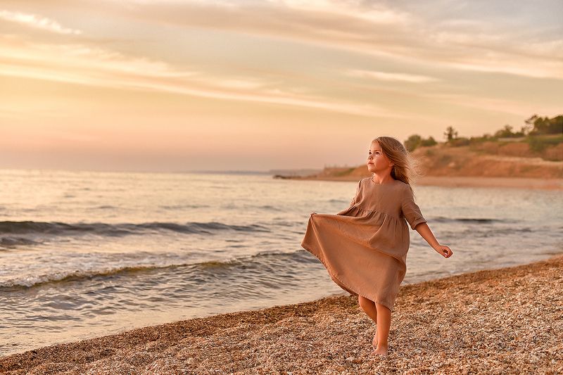 дети, у моря, закат, лето, летние прогулки, морской закат, наслаждение На мореphoto preview