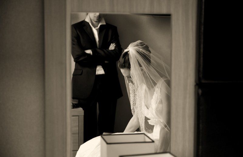 Двое, Девушка, Жених, Зеркало, Лицо, Любовь, Мужчина, Невеста, Отношения, Отражение, Разговор, Свадебная фотография, Свадьба, Эмоции Разговорphoto preview