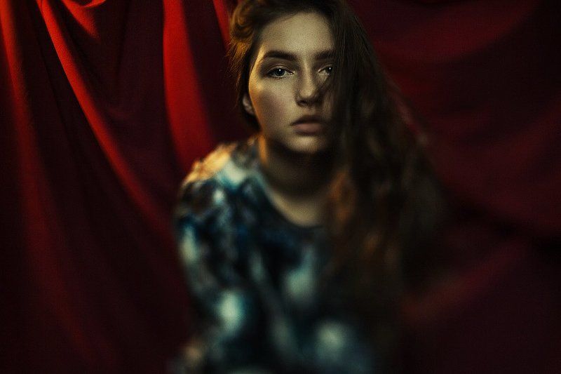 Красная штора, Портрет, Псевдотилт, Тилт photo preview