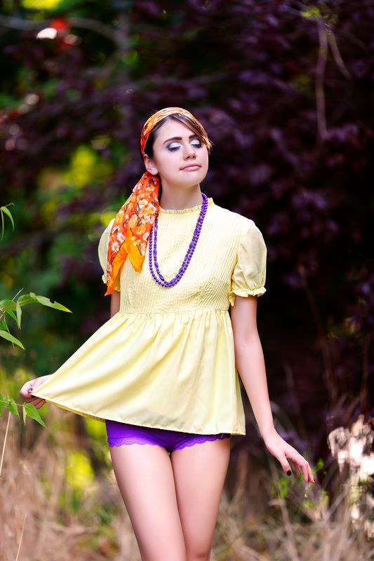 Nina Karadzić 70s’ pin up stylephoto preview