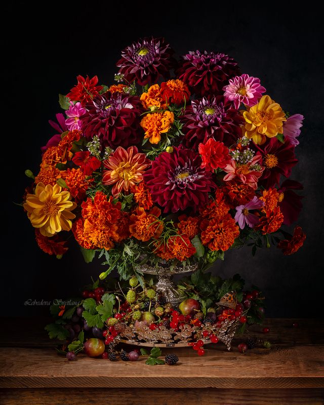 цветы,букет,георгины С георгинами и бархатцамиphoto preview