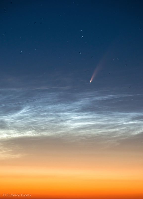 комета, астрофото Комета C/2020 F3 (NEOWISE) на фоне серебристых облаков.photo preview