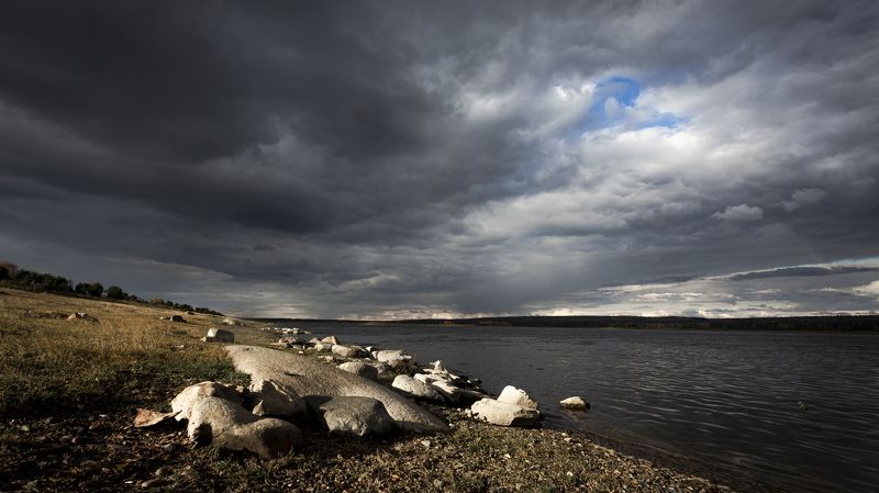 камни, река, Енисей, тучи Камни на берегу Енисеяphoto preview