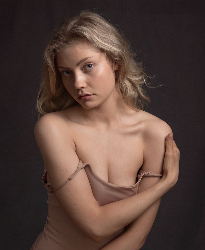 портрет , взгляд ,красивая девушка , цвет ,волосы , красивые губы ,нежность , таинственность photo preview