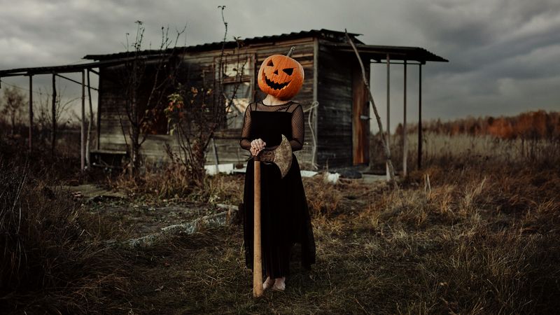 #film #artofportraitphotography #poltava #Ukraine #Portrait #nikon #helloween #pumpkinhead #weapon pumpkin-headed manphoto preview