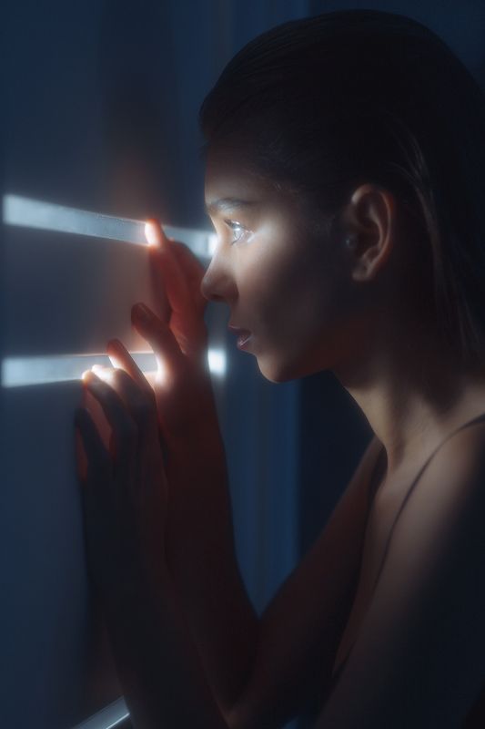 девушка, взгляд, портрет девушки, неон, свет сквозь щель, neon Вика.2021photo preview
