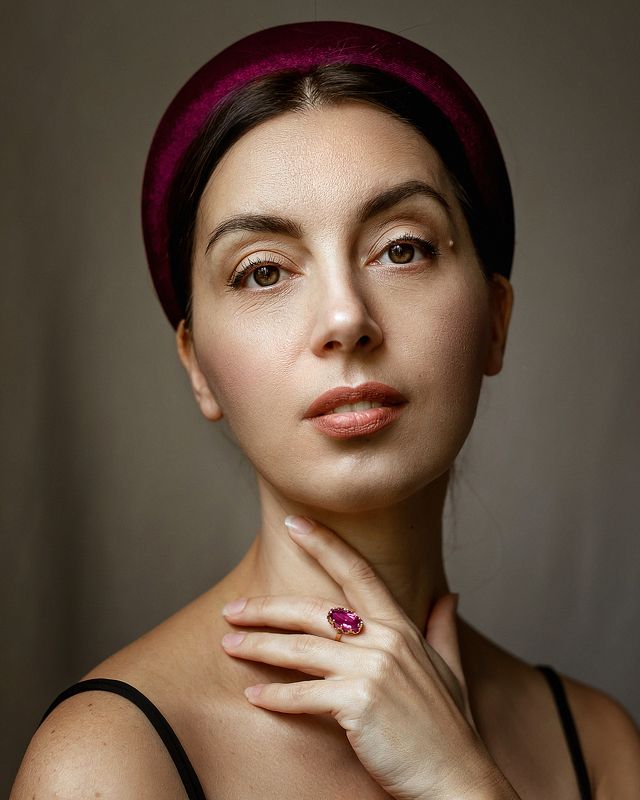 автопортрет, брюнетка, женский портрет, перстень, крупный портрет, женщина Автопортретphoto preview