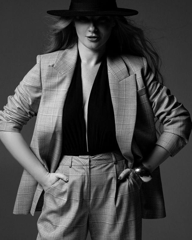 женский портрет, шикарная, красотка. девушка, фэшн, pretty woman, fashion, adult, lips, portrait, girl, attractive, pretty, model, hair, beautiful, natural, female, smile, beauty, studio, lady, elegance, glamour, curly, elegant, photo preview