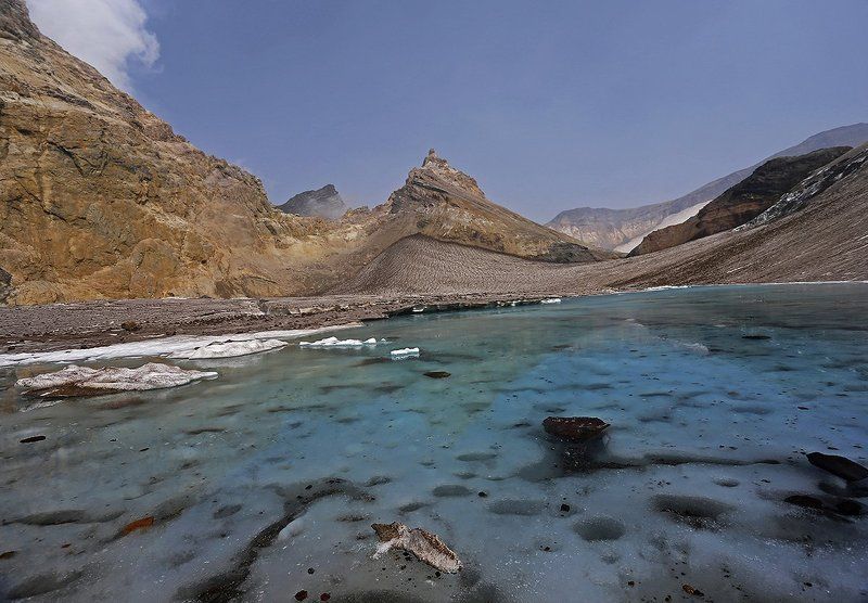 Озеро в кратереphoto preview