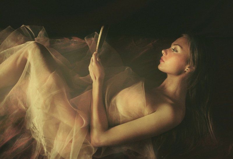 Portrait Woman with mirror IIIphoto preview