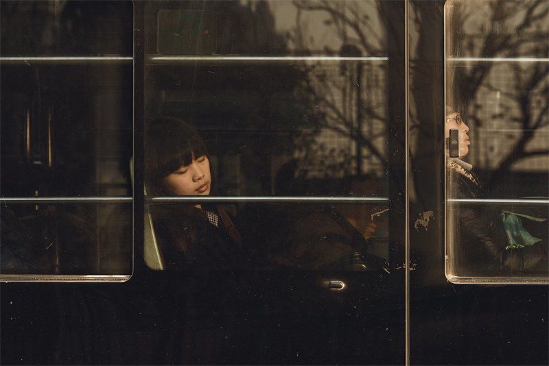 靠窗休憩的女孩photo preview