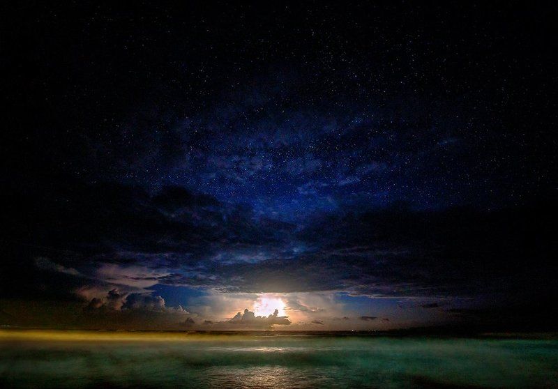 Молния над океаном у острова Палаванphoto preview