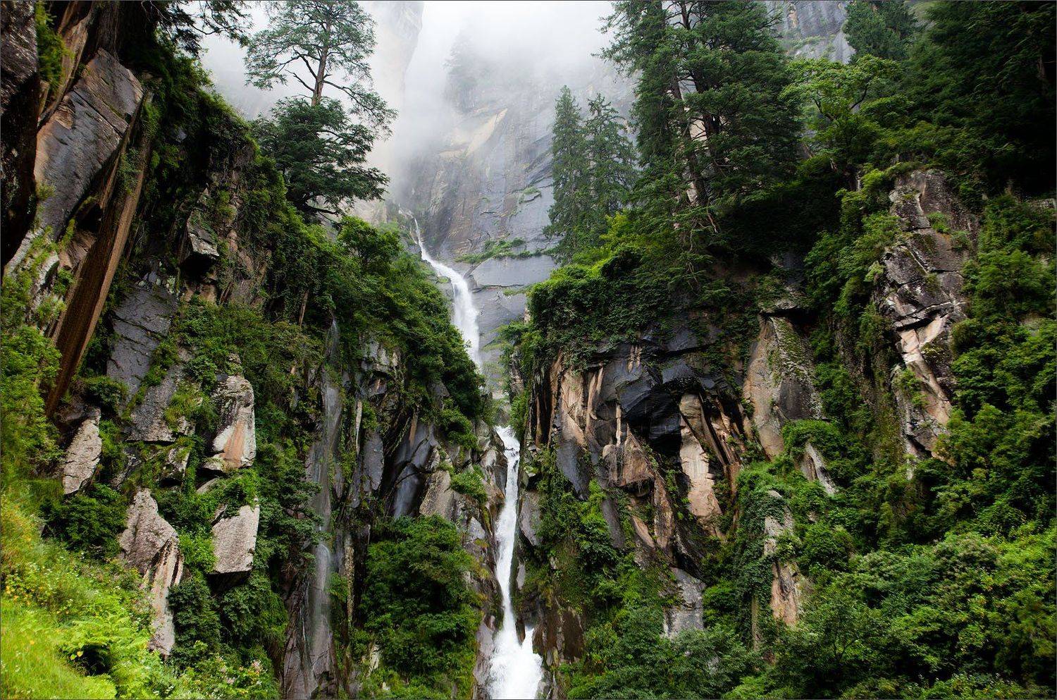 Туманный в верхней части пейзаж с водопадом. Автор: Нетушки , Нетушки