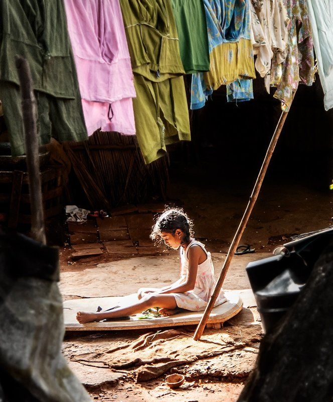 Бедность, Дети, Индия Девочка, играющая на заднем дворе.photo preview