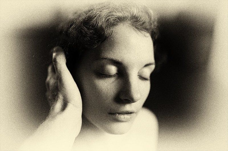 Портрет с рукойphoto preview