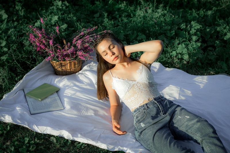 девушка, портрет, закат, цветы,  В затакных лучахphoto preview